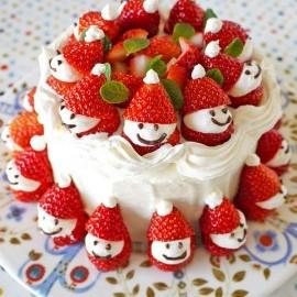 Doum Gn Kutlama Bal!-http://s4.weddbook.com/c1/1/9/1/1910236/easy-and-cute-homemade-holiday-cake-diy-christmas-strawberry-santa-cake-noel-baba-seklinde-cileklerle-suslu-ev-yapimi-kolay-yilbasi-pastasi.jpg