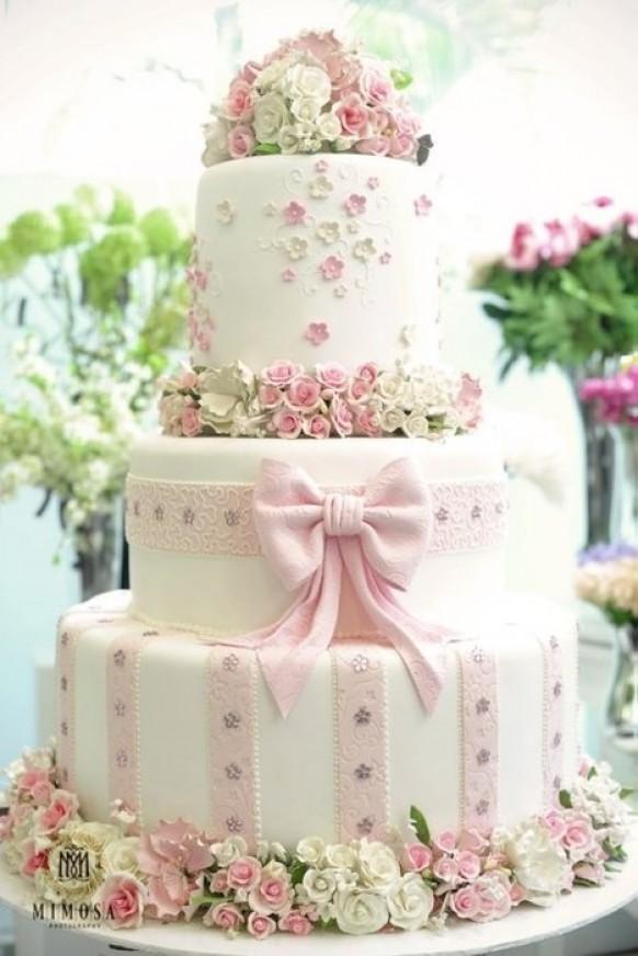 wedding photo - Beautiful Wedding Cake with Edible Sugar Flowers 