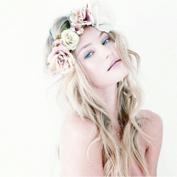 wedding photo - Loose Curly Hairstyle with Flower Crown ♥ Simple and Natural Wedding Hairstyle