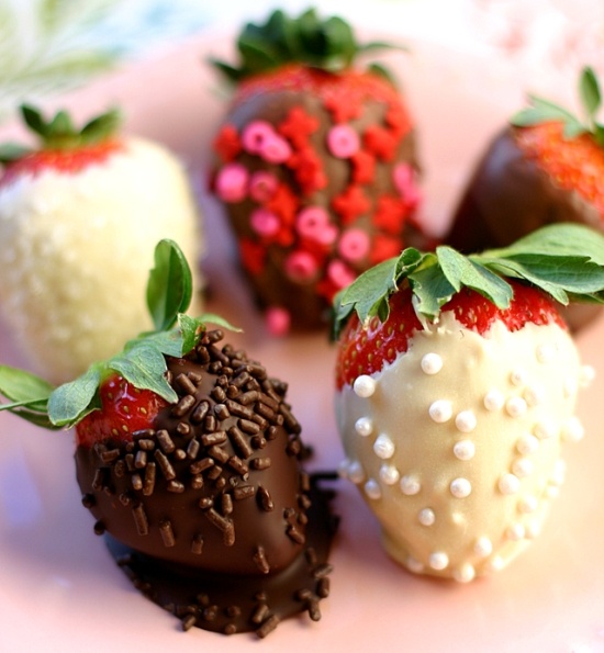 Wedding - Unique Wedding Favor Ideas ♥ Gourmet Chocolate-Dipped Strawberries for Christmas or Valentine's Day.