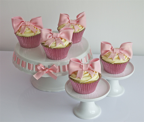 Hochzeit - Pink Bow Cupcakes