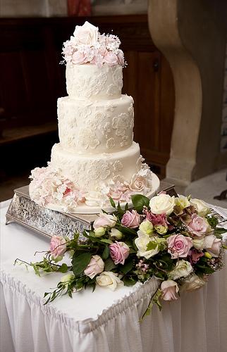 Hochzeit - Drei Tier Elfenbein und Rosa-Spitze-Kuchen