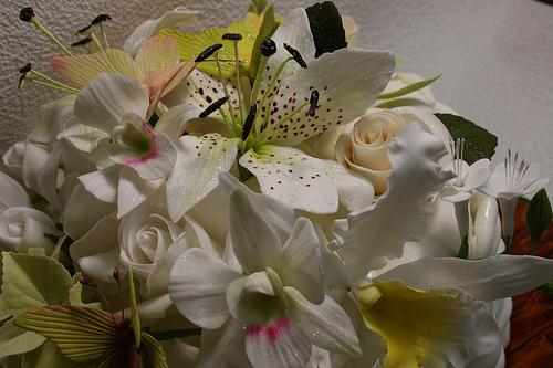 Hochzeit - Close Up Of Zucker Lilien, Hortensien, Orchideen, Rosen, Freesien und Schmetterlinge