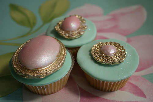 Hochzeit - Bling Rosa Cupcakes Broschen