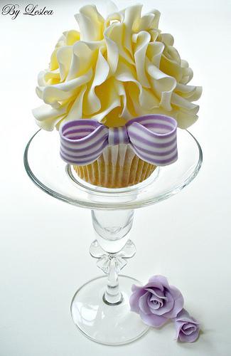 Hochzeit - Gelb und Violett Rose Cupcake