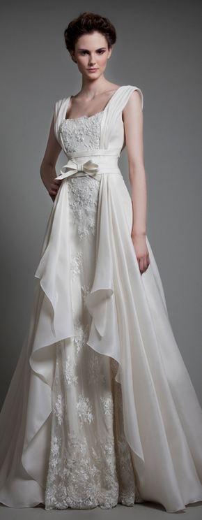 Hochzeit - Elegant wedding dress with floral laces