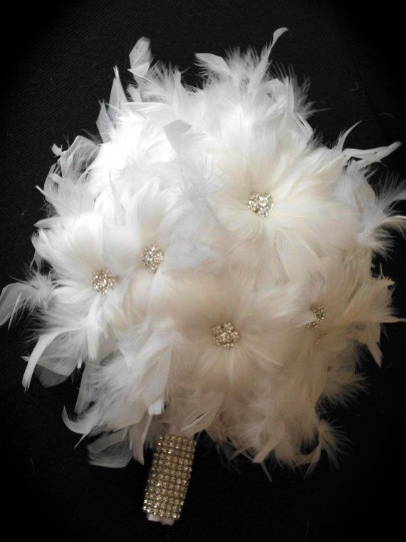Mariage - White feather snow flake bridal bouquet