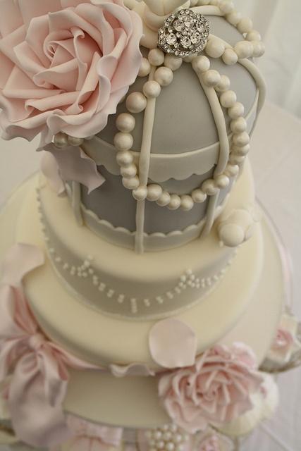 Mariage - Classy wedding cake decorated with pink roses