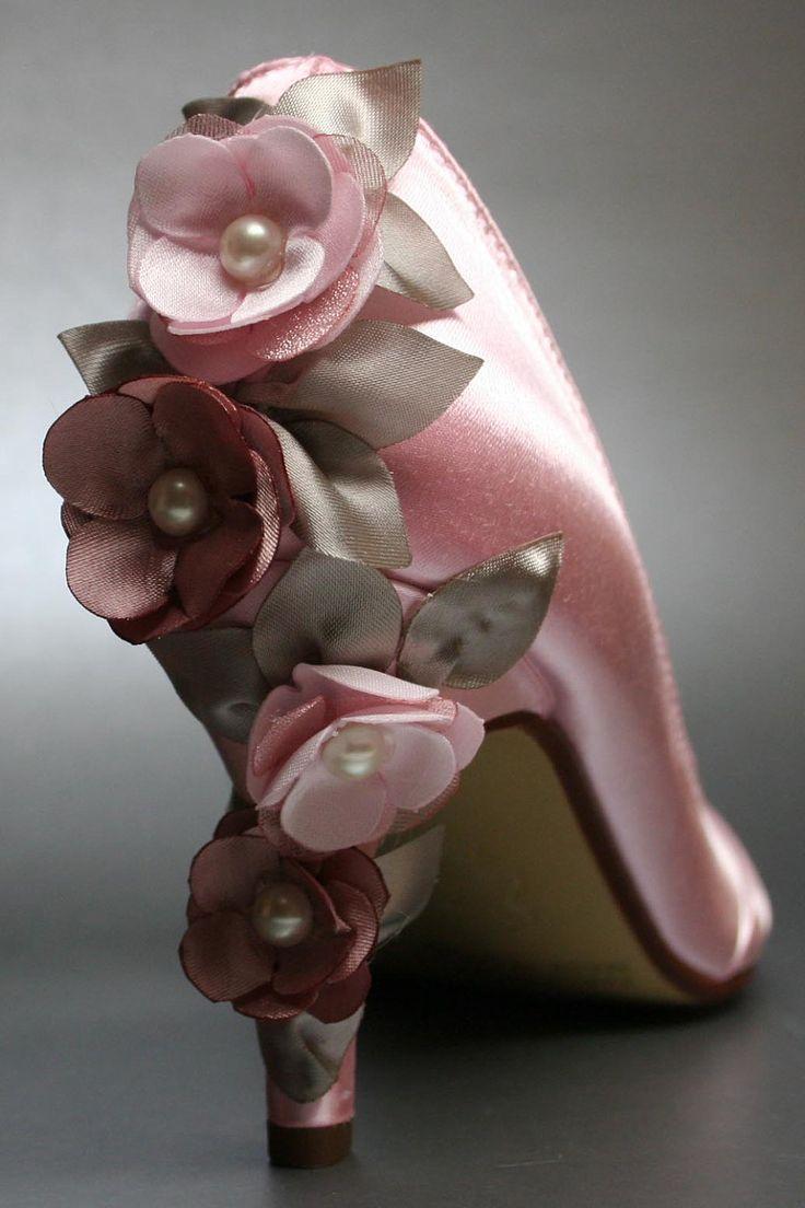 Mariage - Chaussures de mariage - Talons de chaton rose avec des nuances de fleurs roses sur le talon