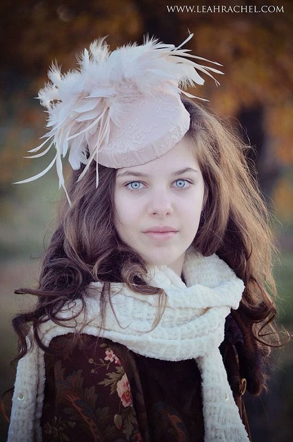 Hochzeit - Blush Farbige Fascinator mit schönen Blush Farbige Federn von Ruby & Cordelia Mode