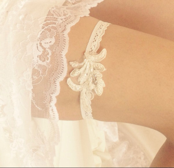 Mariage - white bridal garter, wedding garter, White lace garter, bride garter, beaded bridal garter, vintage garter, rhinestone garter - New