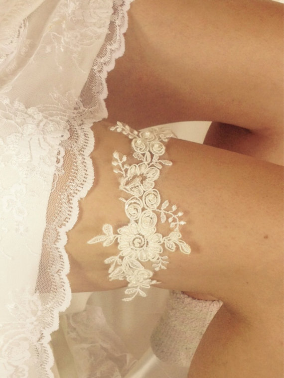 Wedding - White e bridal garter, wedding garter, White lace garter, bride garter, beaded bridal garter, vintage garter, rhinestone garter - New