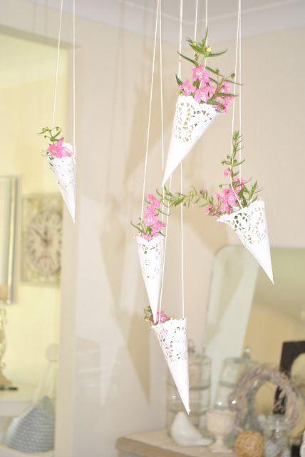 Hochzeit - DIY Paper Doily Hanging Baskets.