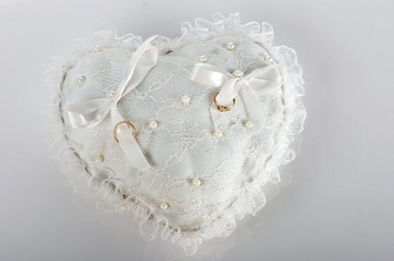 Hochzeit - Wedding Ring Pillow - Ring Bearer Pillow - Bridal Ring Pillow - Wedding Accessories - Bridal Accessories - White Ring Pillow - New