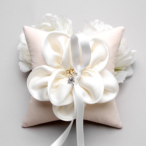 Свадьба - Ivory wedding ring shimmering pillow