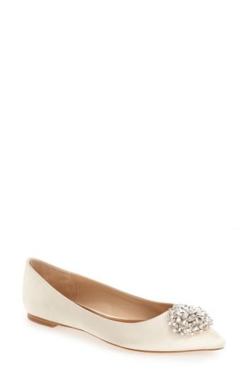 زفاف - Badgley Mischka 'Davis' Crystal Embellished Pointy Toe Flat (Women) 