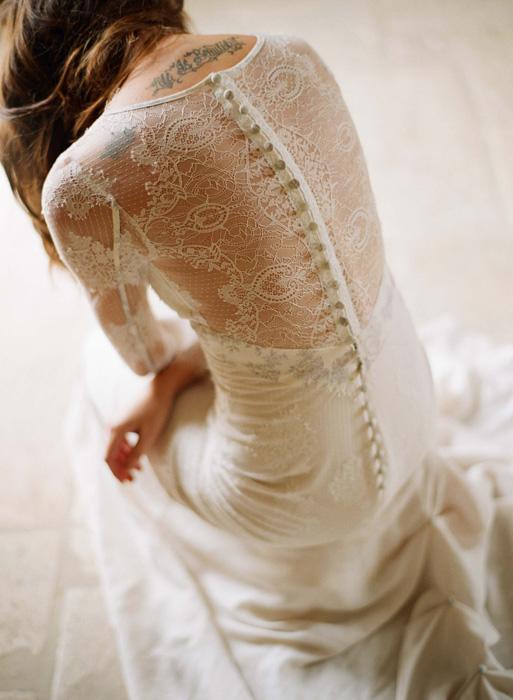 Mariage - Retour à long manches de mariée en dentelle robe Bouton ♥ Mademoiselle Claire Robes de mariage Pettibone