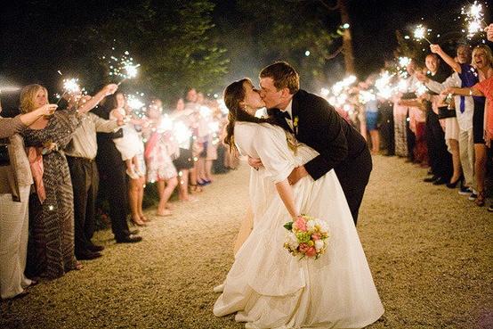 Свадьба - Романтический поцелуй Свадебная фотография