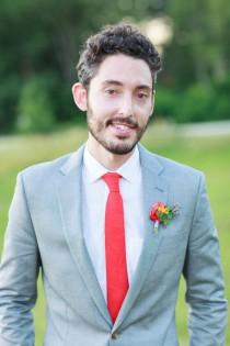 wedding photo - Red Boutonnière et cravate pour Groom