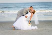 wedding photo - Kiss in front of the ocean