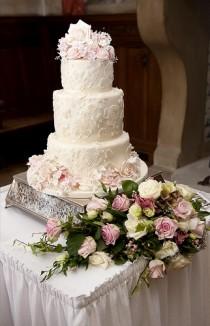 wedding photo - Drei Tier Elfenbein und Rosa-Spitze-Kuchen