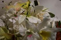 wedding photo - Close Up Of Zucker Lilien, Hortensien, Orchideen, Rosen, Freesien und Schmetterlinge