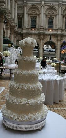 wedding photo - Tom Cruise And Katie Holmes' Pearl Encrusted Wedding Cake
