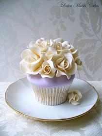 wedding photo - Ivory Roses Cupcake