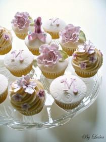 wedding photo - Rosa und Creme Cupcakes!