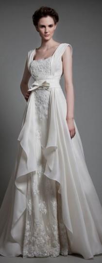 wedding photo - Elegant wedding dress with floral laces