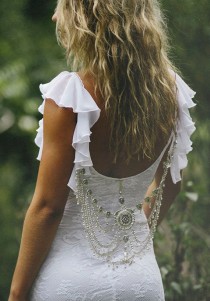 wedding photo - Markante Low Back Spitze Brautkleid mit Rüschenärmel und Einbau Lace Body Perfect für eine Strandhoch
