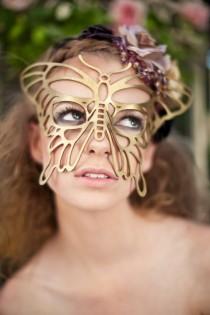 wedding photo - Masque papillon en cuir en or