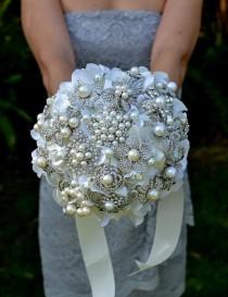 wedding photo - Kaution auf einem benutzerdefinierten Heirloom Perle Posy - Made To Order Brosche Brautstrauss