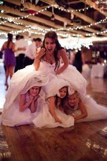 wedding photo - 42 Ideas Para Fotos De Boda Increíblemente Divertidas Que Vas A Querer Copiar
