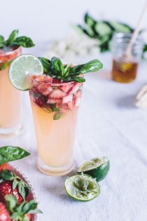 wedding photo - Honey-Sweetened Limeade With Strawberries And Lime