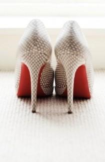 wedding photo - Chaussures Christian Louboutin mariage avec fond rouge ♥ Wedding Chic et à la mode chaussures à talons hauts