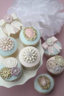 wedding photo - Special Wedding Cupcake Decorating 