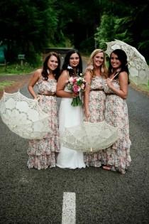 wedding photo - Mariée belle et Photographie demoiselles d'honneur avec de magnifiques robes de mariée floraux et Parasols