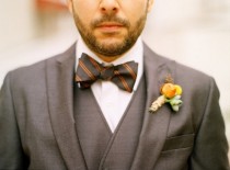 wedding photo - Полосатый галстук-бабочка и бутоньерка для жениха